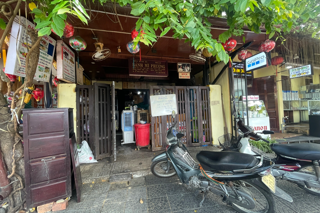 Số bệnh nhân ngộ độc sau khi ăn bánh mì Phượng ở Hội An tiếp tục tăng cao - 1 Số bệnh nhân ngộ độc sau khi ăn bánh mì Phượng ở Hội An tiếp tục tăng cao - 1