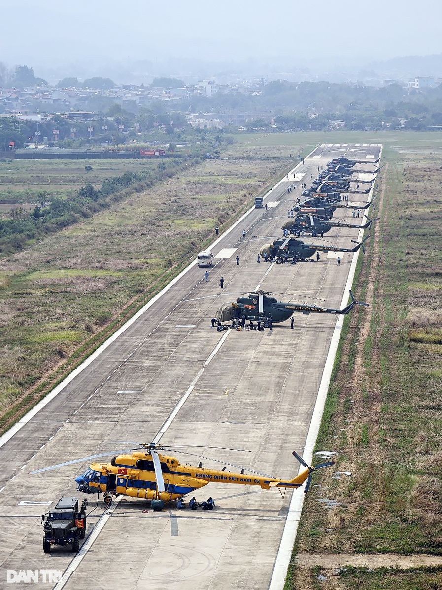 Dàn 11 trực thăng của Không quân Việt Nam hạ cánh ở sân bay Điện Biên - 7