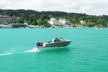 Xem chiếc thuyền điện có thể "bay" trên mặt nước và không gây say sóng