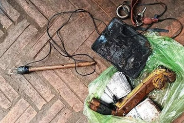 Hai đối tượng nghi trộm chó bị người dân vây bắt, đốt xe máy