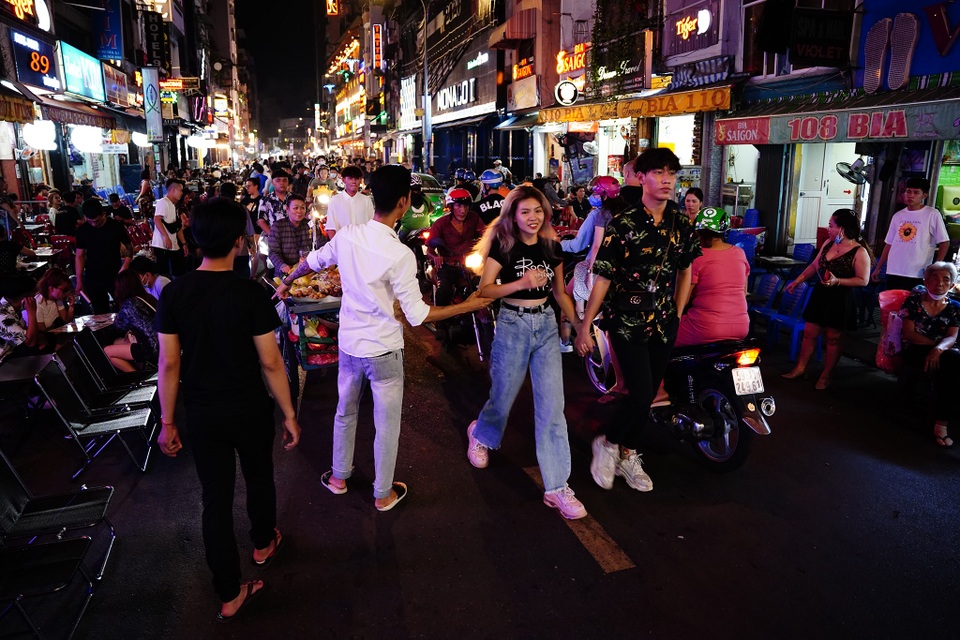 Phố Tây Bùi Viện lay lắt mở cửa chờ khách sau 1 tháng nghỉ Covid-19 - 5 Phố Tây Bùi Viện lay lắt mở cửa chờ khách sau 1 tháng nghỉ Covid-19 - 5