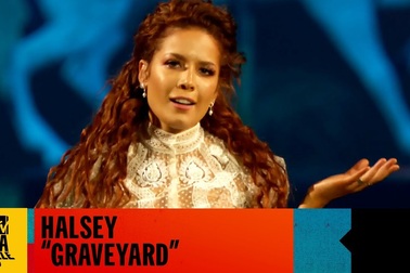 Halsey xinh đẹp biểu diễn ca khúc Graveyard