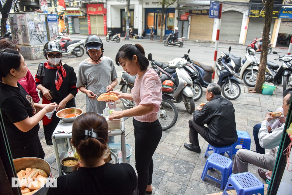 Quán bánh mỳ bảo thủ thời bao cấp mỗi buổi sáng hết bay 400 cái - 4 Quán bánh mỳ bảo thủ thời bao cấp mỗi buổi sáng hết bay 400 cái - 4