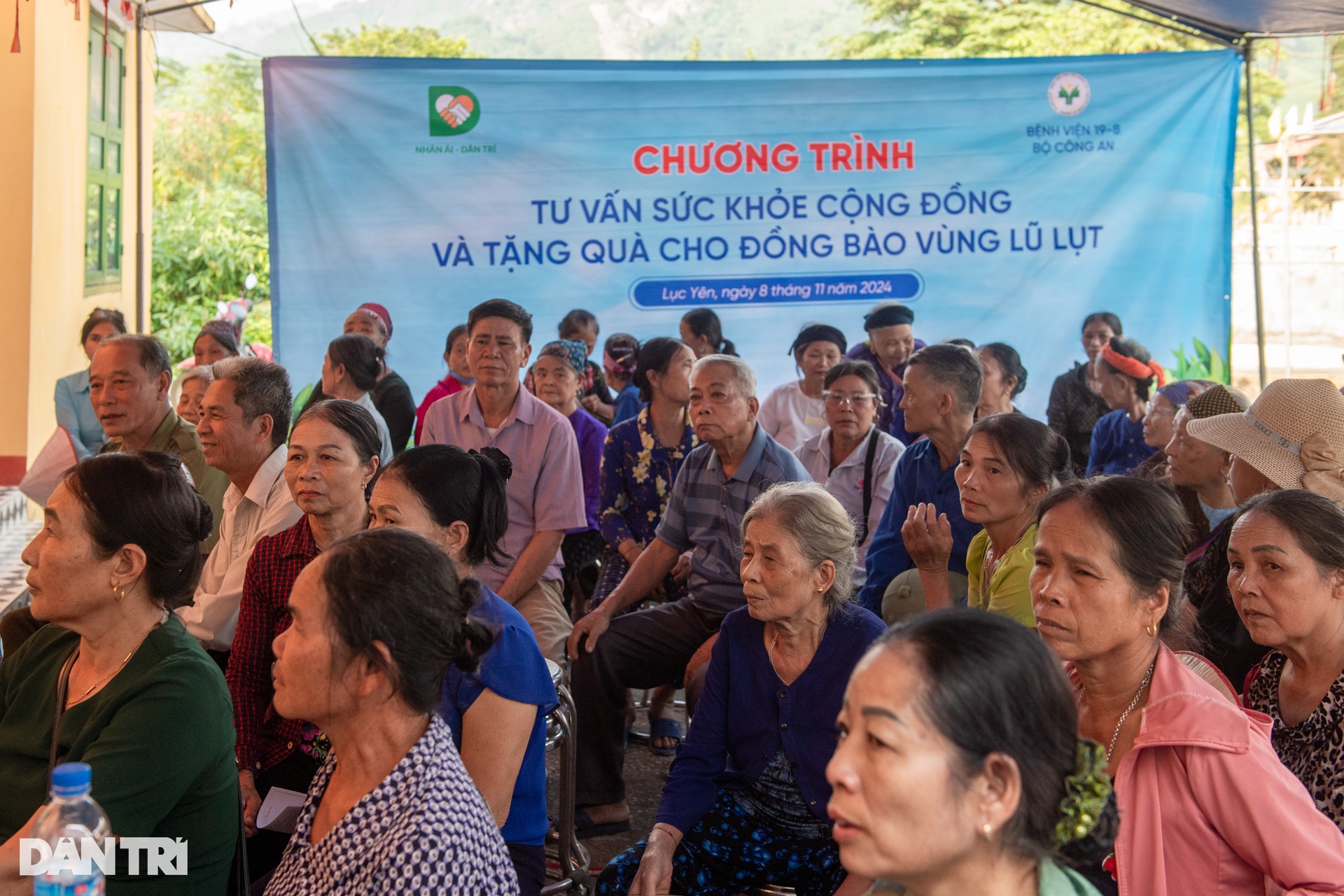 300 người dân vùng sạt lở Yên Bái được tư vấn sức khỏe, phát thuốc miễn phí - 1