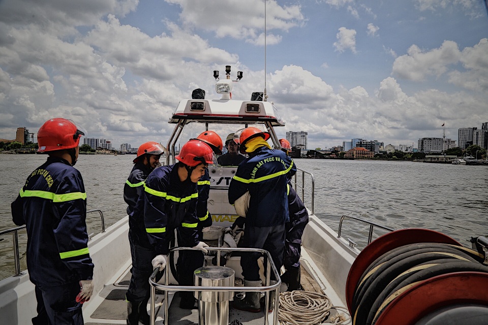 Người lính gần 30 năm lái tàu chữa cháy trên sông - 10 Người lính gần 30 năm lái tàu chữa cháy trên sông - 10