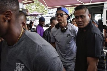 C.Ronaldo gây “bão” khi sang Singapore thăm tỷ phú Peter Lim