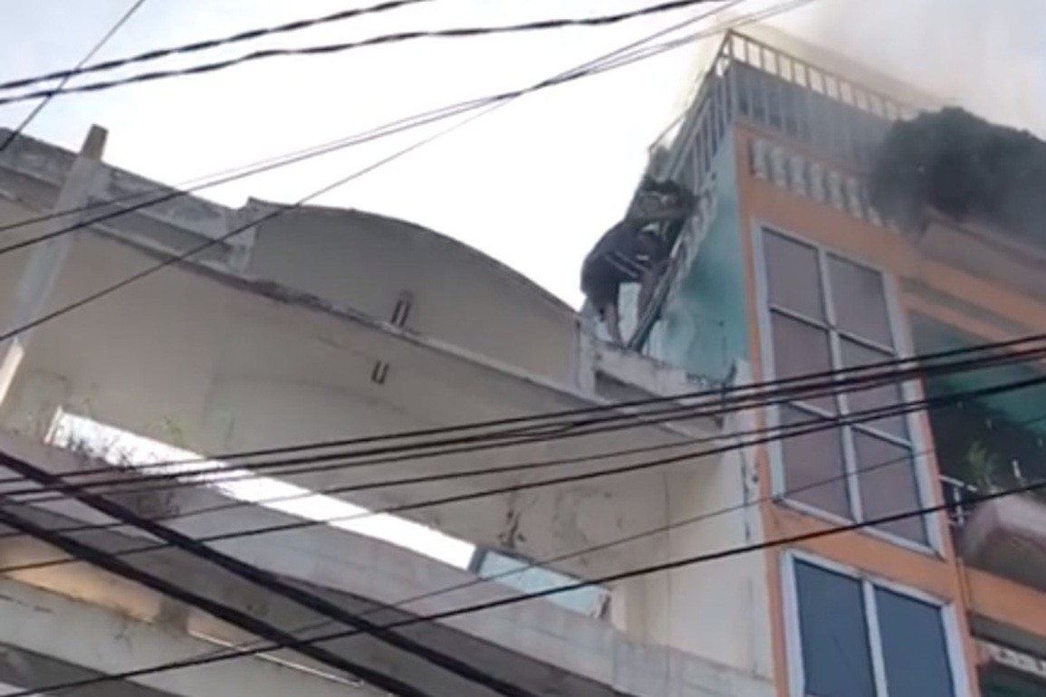 Cảnh sát bắc thang cứu 2 người mắc kẹt trong căn nhà bốc cháy dữ dội - 1 Cảnh sát bắc thang cứu 2 người mắc kẹt trong căn nhà bốc cháy dữ dội - 1