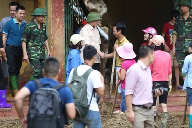 Huy động tổng lực dọn dẹp trường sau lũ, chạy đua với khai giảng