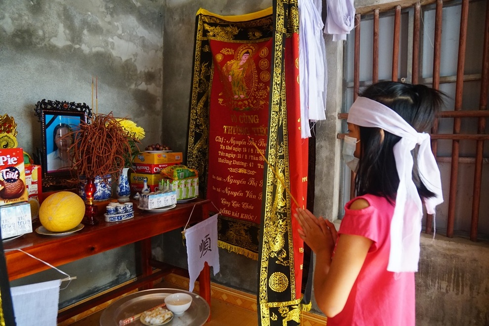 Bé gái 9 tuổi mồ côi xúc động trước sự cưu mang của bạn đọc Dân trí - 2