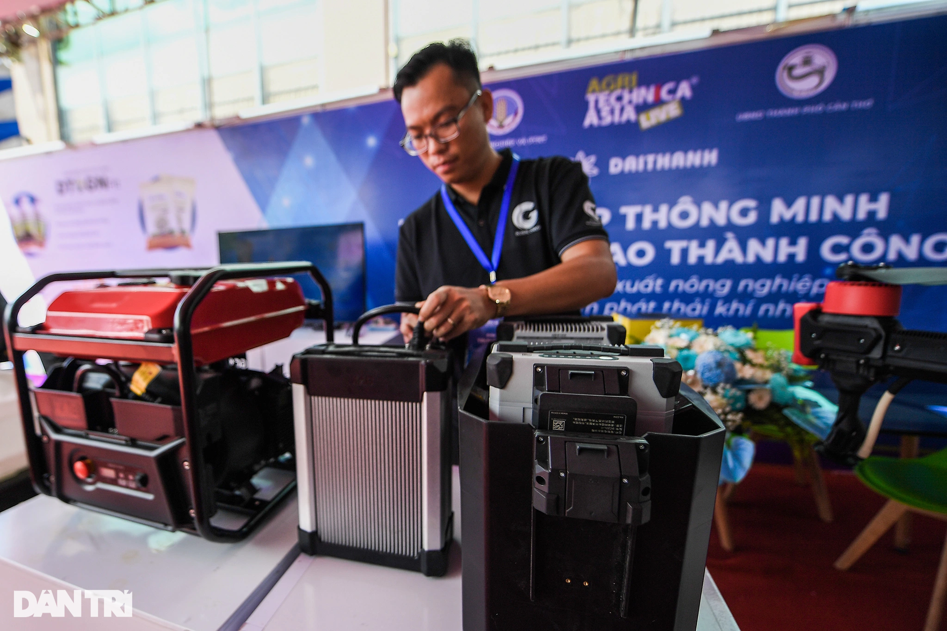 Máy bay không người lái khủng phun thuốc, bón phân ở miền Tây - 9 Máy bay không người lái khủng phun thuốc, bón phân ở miền Tây - 9