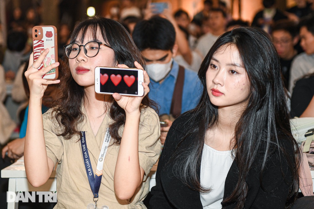 Sinh viên Đại học Thăng Long bùng nổ khi cover các bản nhạc hit - 12 Sinh viên Đại học Thăng Long bùng nổ khi cover các bản nhạc hit - 12