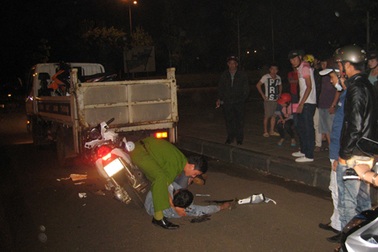 Say rượu, tông vào xe công an đang xử lý tai nạn