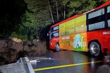 Đèo Mimosa ở Đà Lạt đứt gãy, đường nứt toác rộng 50m