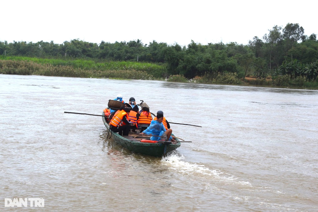 Nuoc-lu-dang-cao-hoc-sinh-chong-chanh-tren-do-den-truong_congbinh 4