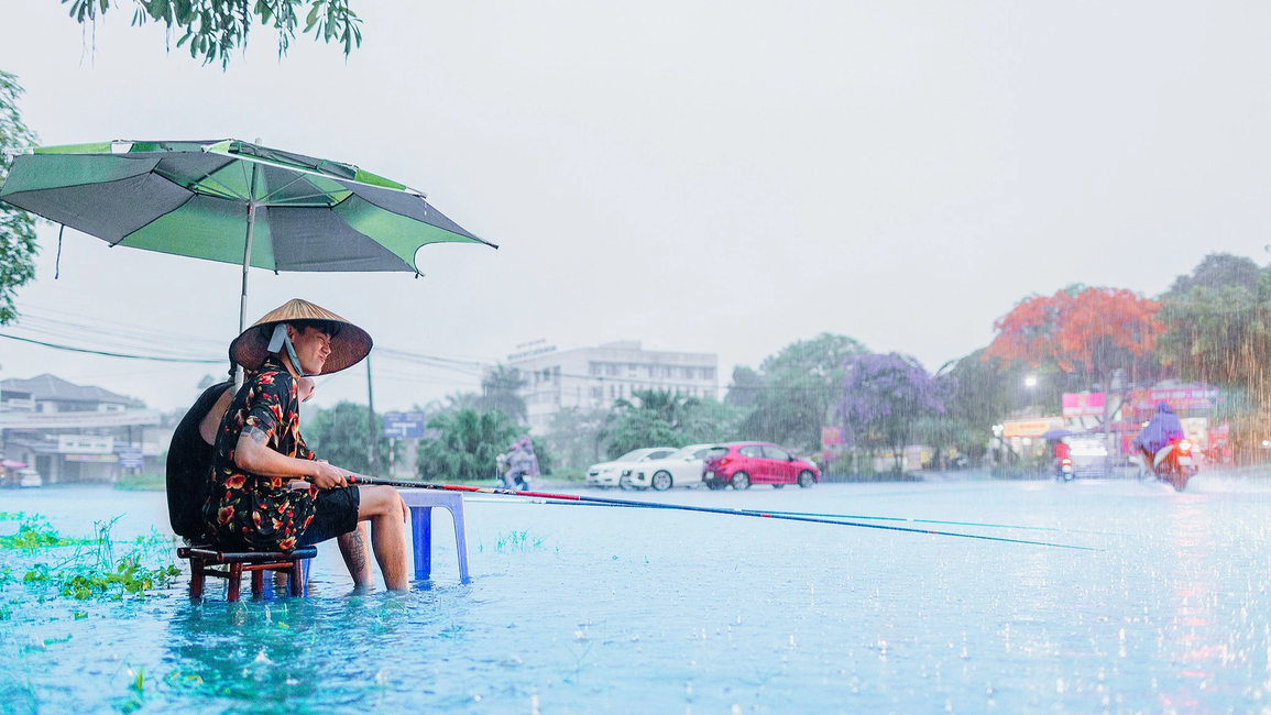 Khoảnh khắc người dân vác cần câu, 