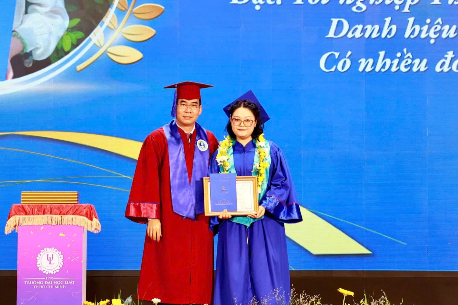 Siswa dengan nilai kelulusan tertinggi dalam sejarah sekolah selama 40 tahun - 1 Sinh viên có điểm tốt nghiệp cao nhất lịch sử hơn 40 năm của trường - 1