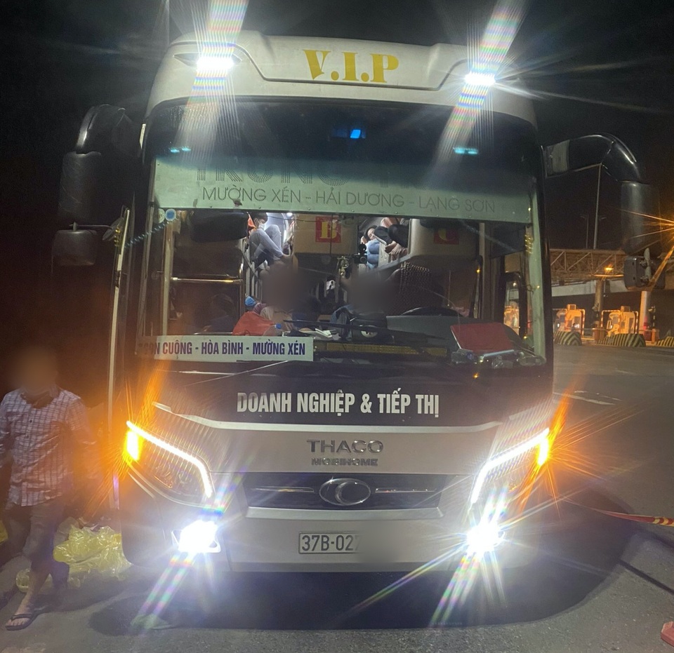 Hành khách cầu cứu CSGT vì xe ô tô 38 chỗ nhồi… gần 100 người! - 2 Hành khách cầu cứu CSGT vì xe ô tô 38 chỗ nhồi… gần 100 người! - 2