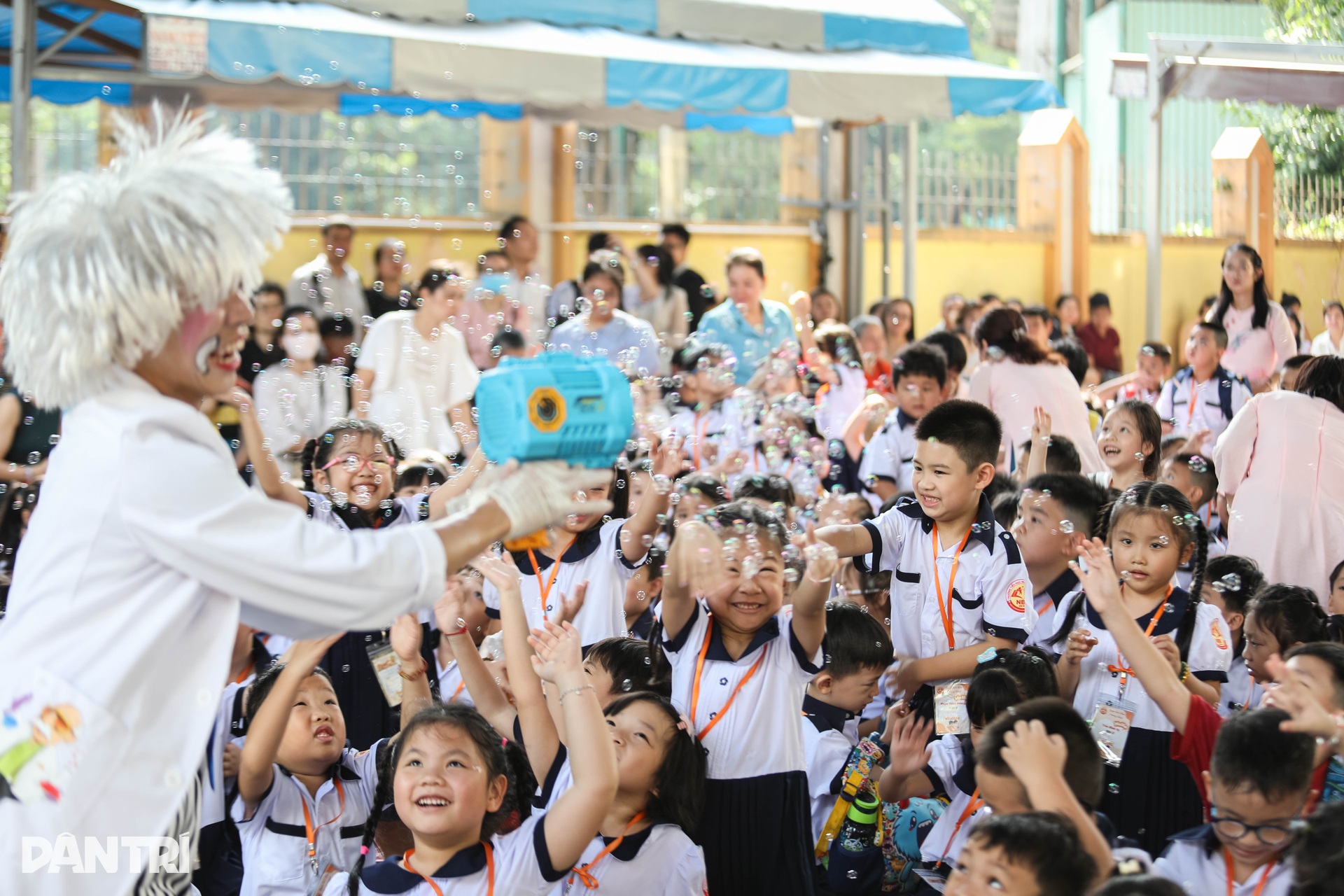 Muôn vàn cảm xúc của học sinh lớp 1 TPHCM trong ngày đầu đến trường - 10 Muôn vàn cảm xúc của học sinh lớp 1 TPHCM trong ngày đầu đến trường - 10