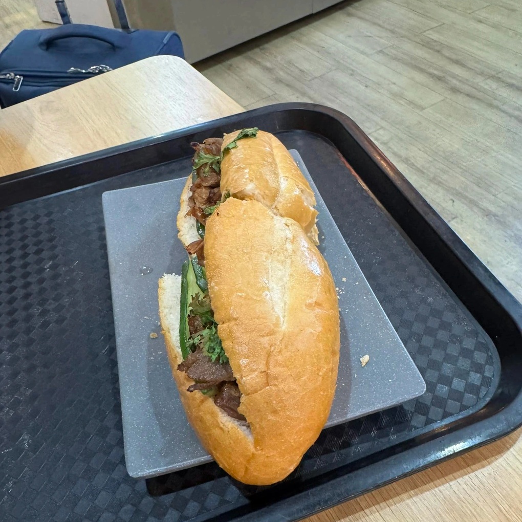 Bánh mì 208.000 đồng ở Nội Bài, khách than đắt hơn ở sân bay quốc tế - 1 Bánh mì 208.000 đồng ở Nội Bài, khách than đắt hơn ở sân bay quốc tế - 1