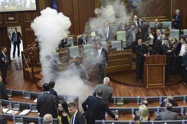 Nghị sĩ đốt bom khói gây náo loạn quốc hội Kosovo