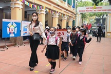 Hà Nội: Học sinh lớp 1-6 vui mừng trong ngày đầu trở lại trường sau dịch