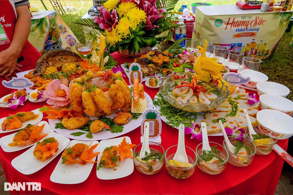 Đã mắt ngắm 200 món ăn từ cá thát lát và khóm Cầu Đúc được xác lập kỷ lục - 1