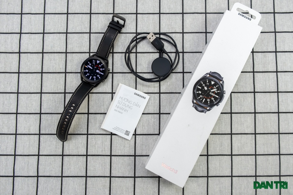 Mở hộp Galaxy Watch 3, so sánh cùng đối thủ Apple Watch - 2 Mở hộp Galaxy Watch 3, so sánh cùng đối thủ Apple Watch - 2
