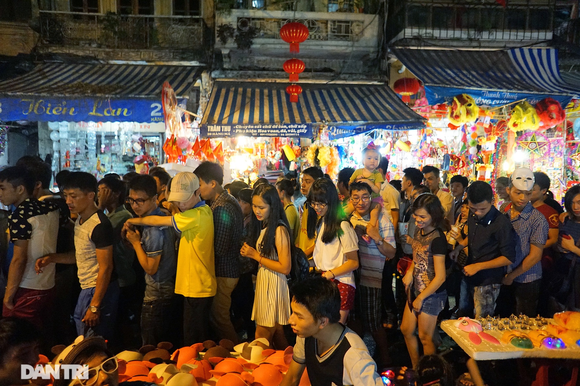 So sánh: Hình ảnh chợ trung thu vắng lặng khác biệt cảnh đông đúc mọi năm - 7