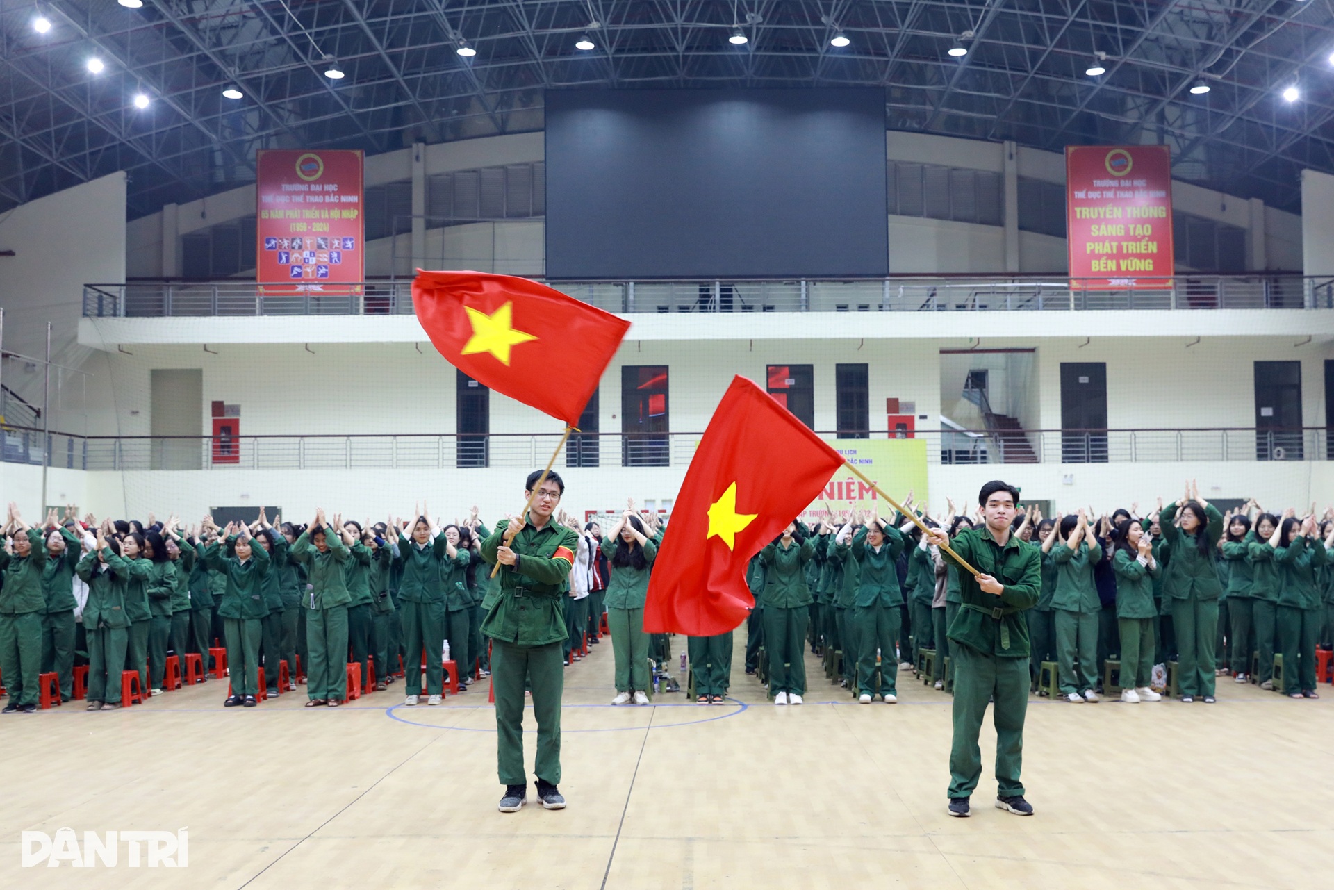 Không khí hàng triệu người hâm mộ cả nước cuồng nhiệt cổ vũ tuyển Việt Nam - 14 Không khí hàng triệu người hâm mộ cả nước cuồng nhiệt cổ vũ tuyển Việt Nam - 14