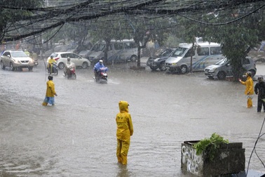 Hoàn lưu áp thấp gây mưa lớn khắp miền Bắc - Trung