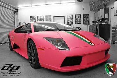 Lamborghini Murcielago hồng đỏm dáng