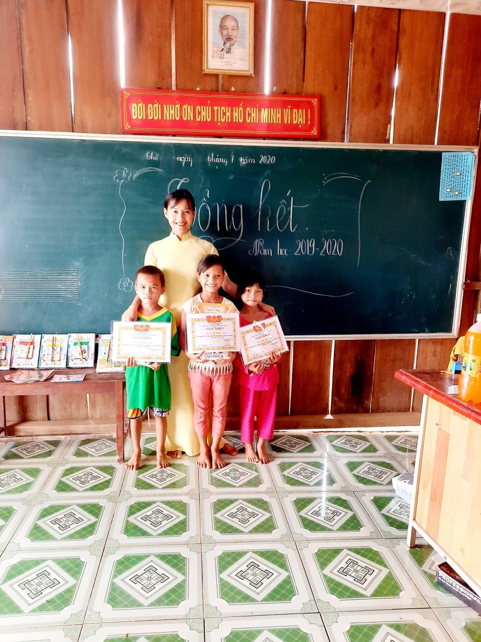 Bức thư tri ân của cô giáo vùng cao với nét chữ đẹp như vẽ - 2 Bức thư tri ân của cô giáo vùng cao với nét chữ đẹp như vẽ - 2