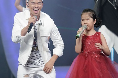 Cô bé khiếm thị hát “Chuồn chuồn ớt” khiến Bích Phương bật khóc