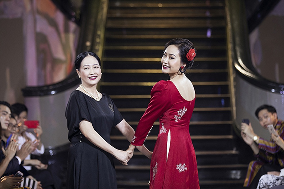 Khi NSND Như Quỳnh, Phương Oanh đi catwalk, bá đạo hơn là Mạnh Trường - 3 Khi NSND Như Quỳnh, Phương Oanh đi catwalk, bá đạo hơn là Mạnh Trường - 3