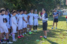 Kiatisuk hướng dẫn cầu thủ HA Gia Lai tập những buổi đầu tiên tại Pleiku