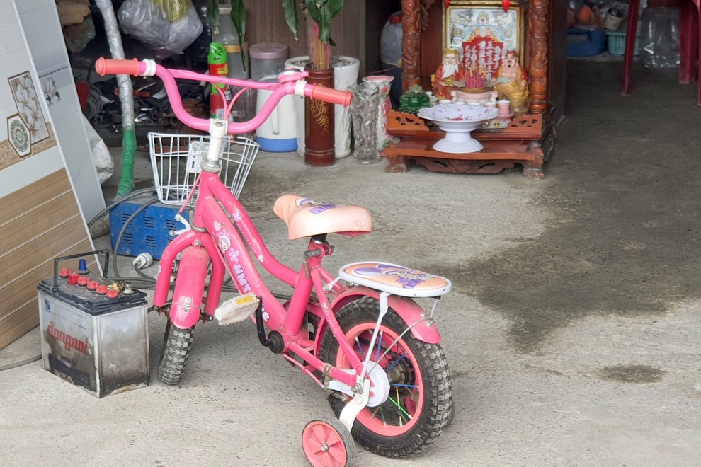 Cô gái bị 2 tên cướp kéo lê, ngã sõng soài trên đường TPHCM - 2 Cô gái bị 2 tên cướp kéo lê, ngã sõng soài trên đường TPHCM - 2