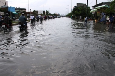 Người dân bì bõm trên tuyến đường nội ô đẹp nhất Sài Gòn