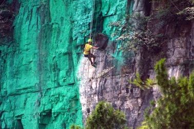 Trung Quốc sơn màu vách núi theo phong thủy để "đổi vận"