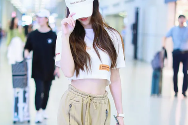 Angelababy đọ eo thon với Dương Mịch khi diện áo crop top