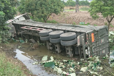 Xe container húc bay cột mốc, nằm gọn dưới mương