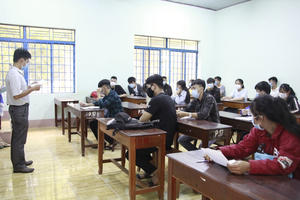 Nghiêm ngặt kiểm tra thí sinh vào làm thủ tục dự thi tốt nghiệp THPT 2020 - 34 Nghiêm ngặt kiểm tra thí sinh vào làm thủ tục dự thi tốt nghiệp THPT 2020 - 34