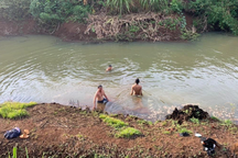 Dùng 6 máy bơm tát cạn ao sâu để tìm thi thể 2 anh em đuối nước