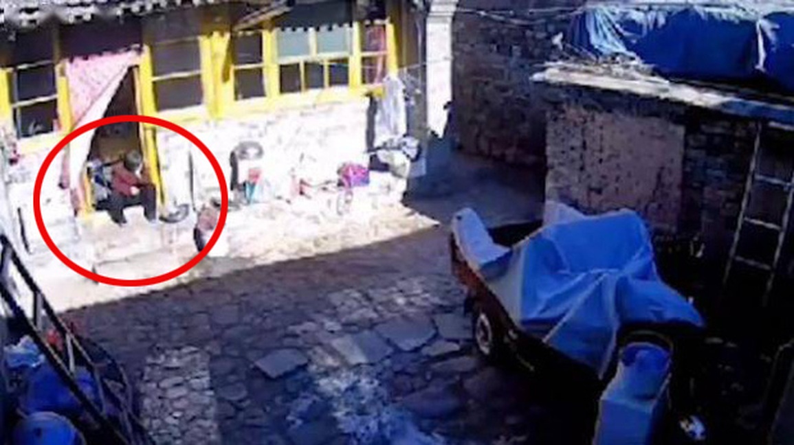 Mẹ ngồi khóc ngoài cửa 5 phút trước khi mất, con sững sờ khi xem camera - 1 Mẹ ngồi khóc ngoài cửa 5 phút trước khi mất, con sững sờ khi xem camera - 1
