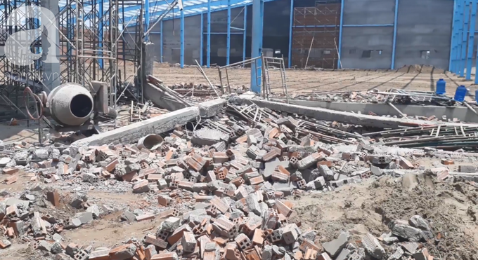 Hiện trường vụ sập bức tường rộng 400m2, 6 người chết, nhiều người bị vùi lấp trong gạch đá - Ảnh 9. Hiện trường vụ sập bức tường rộng 400m2, 6 người chết, nhiều người bị vùi lấp trong gạch đá - Ảnh 9.