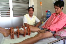 Cha nghèo kiệt sức trong cuộc chiến giữ lại chân cho con