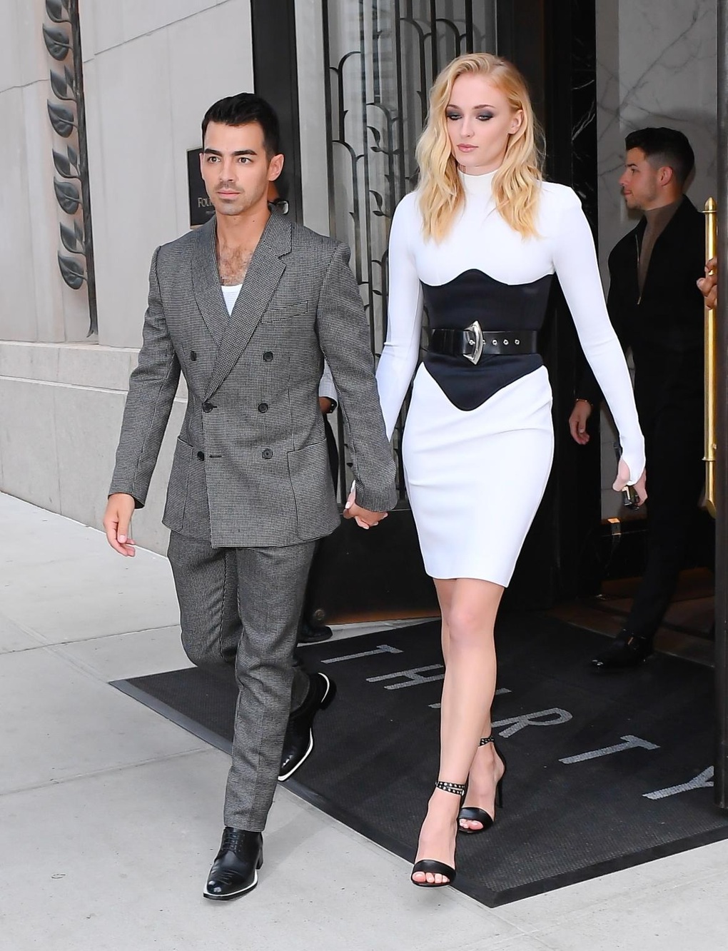 Đi lưu diễn vẫn phải chăm con, Joe Jonas đệ đơn ly hôn người vợ xinh đẹp? - 1 Đi lưu diễn vẫn phải chăm con, Joe Jonas đệ đơn ly hôn người vợ xinh đẹp? - 1