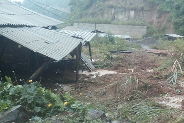 Mưa lũ gây sạt lở, huyện miền núi bị cô lập