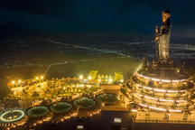 Lên núi Bà Đen dâng hoa đăng dịp Lễ vía Quán Thế Âm xuất gia