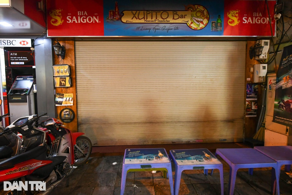 Hà Nội đóng cửa quán bar, karaoke..., phố Tây Tạ Hiện vẫn tấp nập khách - 7 Hà Nội đóng cửa quán bar, karaoke..., phố Tây Tạ Hiện vẫn tấp nập khách - 7
