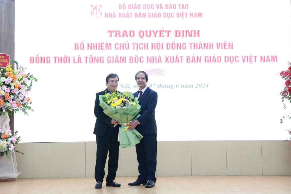 Tân Tổng Giám đốc NXB Giáo dục: Tờ A4 trĩu nặng suy tư - 1 Tân Tổng Giám đốc NXB Giáo dục: Tờ A4 trĩu nặng suy tư - 1